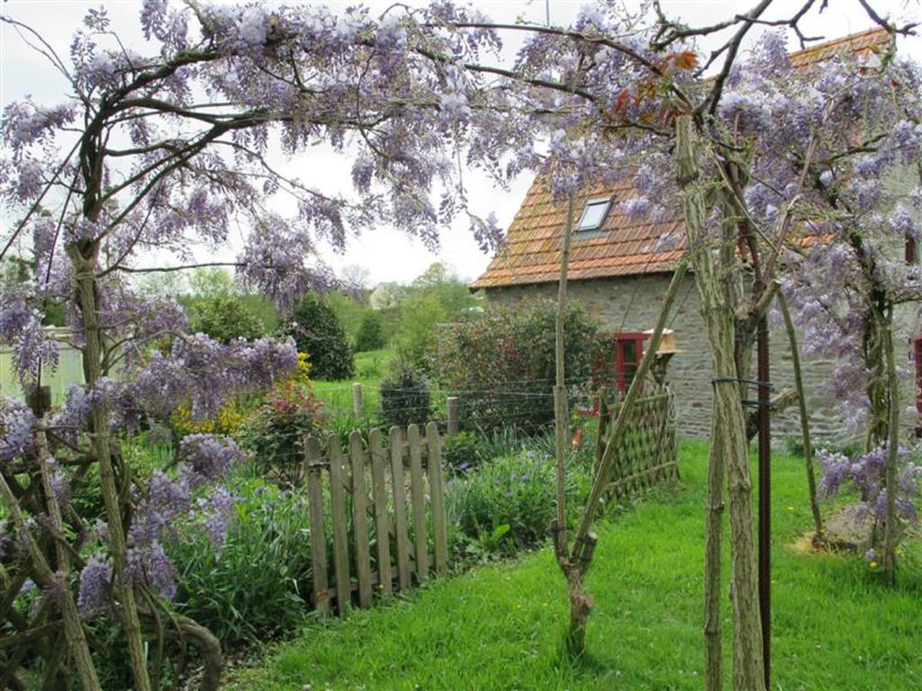 Les Sources Bed & Breakfast Poilley  Exterior photo