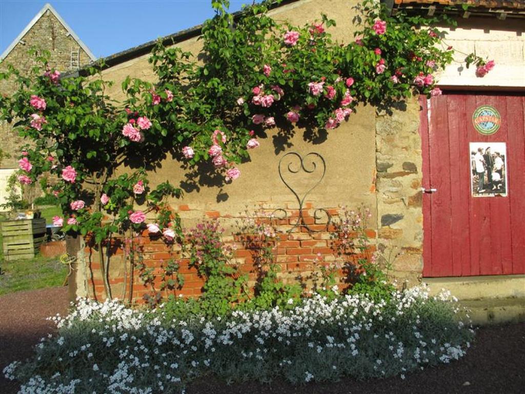 Les Sources Bed & Breakfast Poilley  Exterior photo